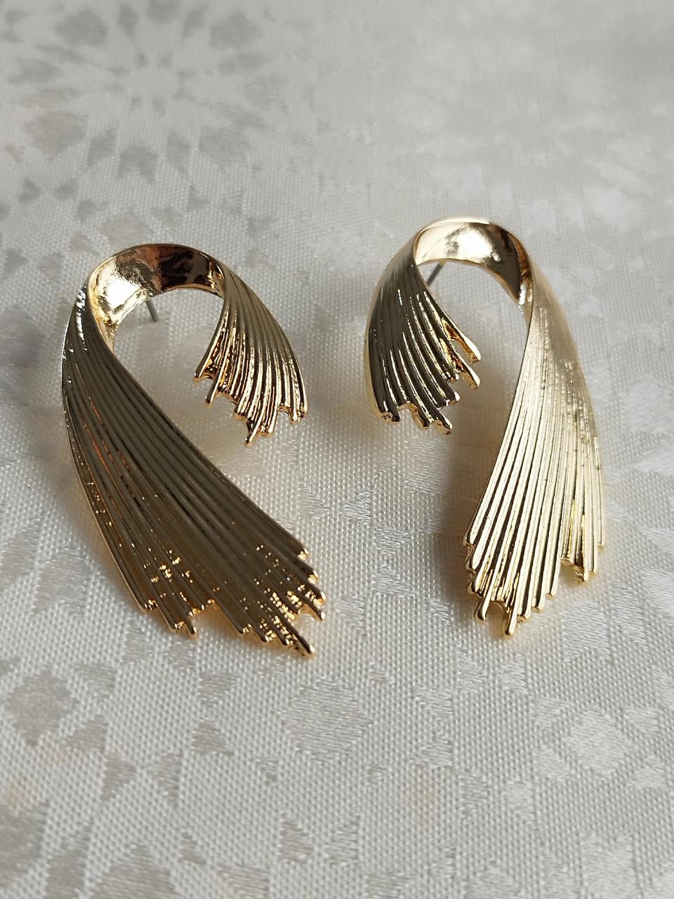Sway Away Gold Earring